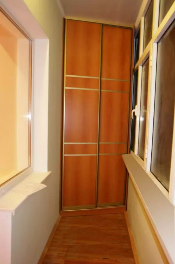 Rohová skříňka pro balkon (52 fotografií): Příklady překrásně vyrobené loggia design se šatníku, s křídly a otevřené police 10027_51