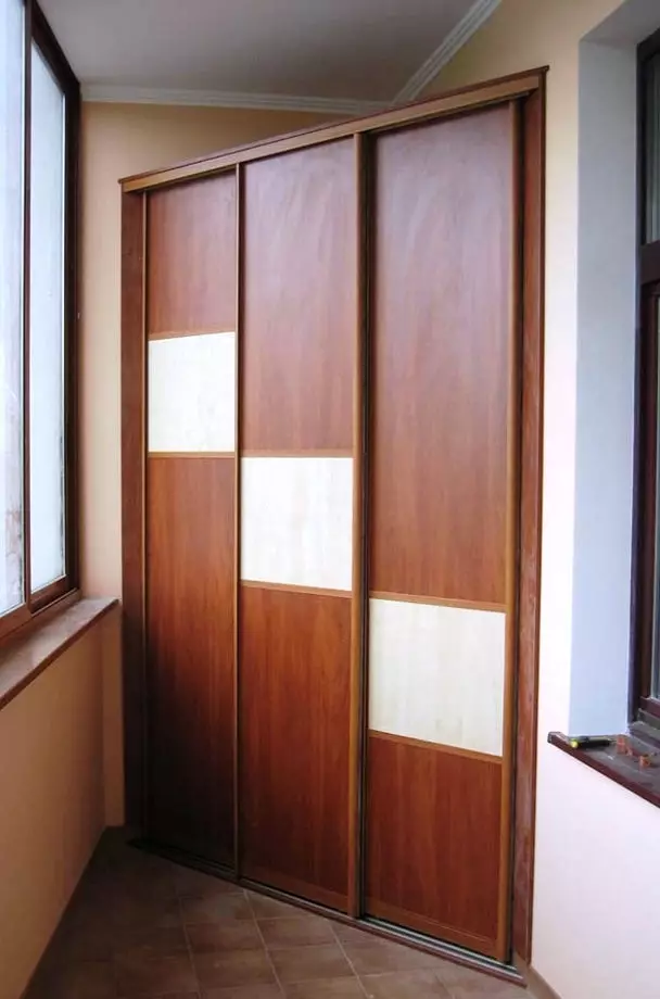 Rohová skříňka pro balkon (52 fotografií): Příklady překrásně vyrobené loggia design se šatníku, s křídly a otevřené police 10027_52