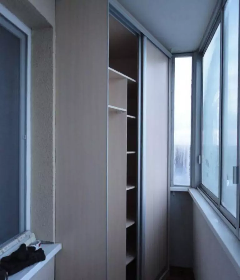 Rohová skříňka pro balkon (52 fotografií): Příklady překrásně vyrobené loggia design se šatníku, s křídly a otevřené police 10027_8