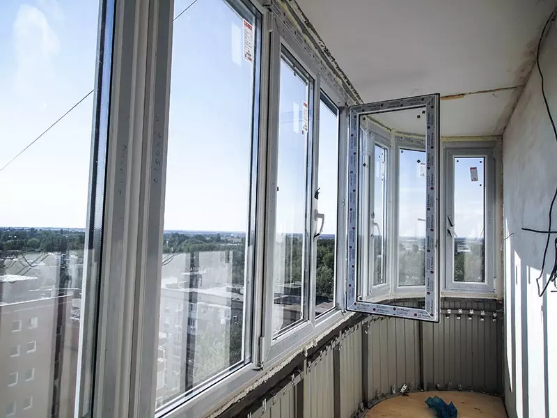 Балкон гомель. Распашные окна на балкон. Распашное остекление балкона. Распашные алюминиевые окна для балкона.