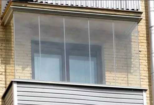 Khrushchev માં balconies ગ્લેઝિંગ (40 ફોટા): છેલ્લા 5 ફ્લોર અને ફ્રેન્ચ, ગરમ અને ઠંડા વિકલ્પો પર છત સાથે, દૂર અને પેનોરેમિક સાથે ગ્લેઝિંગ ના પ્રકાર. કેવી રીતે ગટર? 10029_16