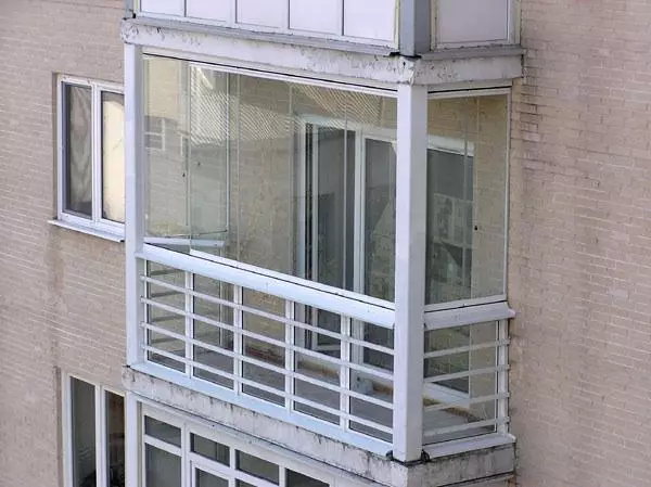 Засклення балконів в «хрущовці» (40 фото): види скління з виносом і панорамне, з дахом на останньому 5 поверсі і французьке, теплі і холодні варіанти. Як краще засклити? 10029_17