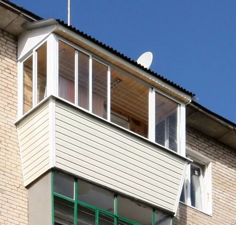 Засклення балконів в «хрущовці» (40 фото): види скління з виносом і панорамне, з дахом на останньому 5 поверсі і французьке, теплі і холодні варіанти. Як краще засклити? 10029_18