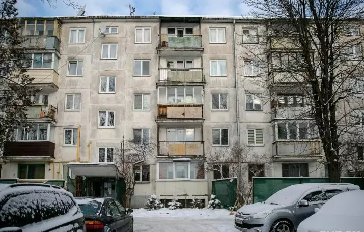Az erkélyek üvegezése Khruscsovban (40 fotók): Az üvegezés típusai eltávolítással és panorámával, az utolsó 5 emeleten és a francia, meleg és hideg opciók tetőjével. Hogyan válasszunk el? 10029_2