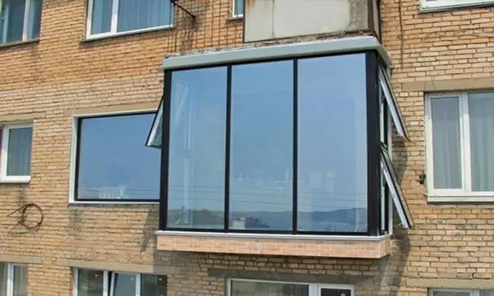 تزجيج من الشرفات في خروتشوف (40 صور): أنواع الزجاج مع إزالة وبانورامية، مع سقف على 5 الطابق الأخير والفرنسية، دافئة وخيارات الباردة. كيفية glater؟ 10029_20