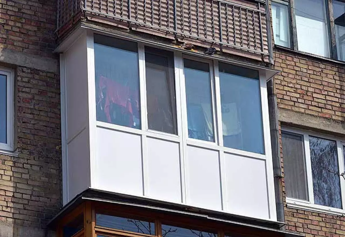 Засклення балконів в «хрущовці» (40 фото): види скління з виносом і панорамне, з дахом на останньому 5 поверсі і французьке, теплі і холодні варіанти. Як краще засклити? 10029_21