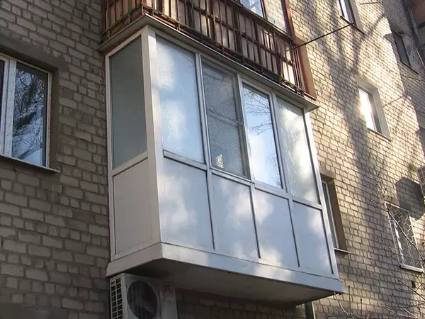Az erkélyek üvegezése Khruscsovban (40 fotók): Az üvegezés típusai eltávolítással és panorámával, az utolsó 5 emeleten és a francia, meleg és hideg opciók tetőjével. Hogyan válasszunk el? 10029_23