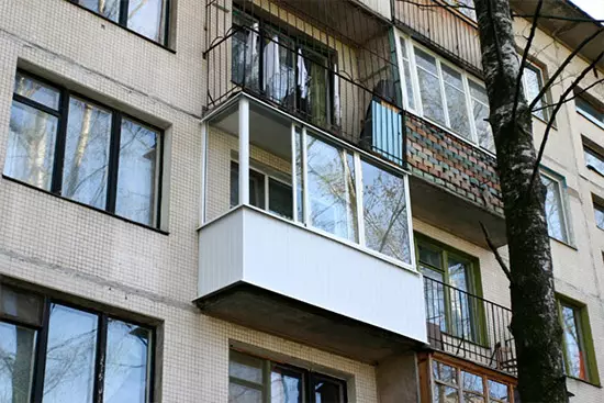 Glazing of Balkoni di Khrushchev (40 gambar): Jenis-jenis kaca dengan penyingkiran dan panorama, dengan bumbung pada 5 tingkat terakhir dan pilihan Perancis, hangat dan sejuk. Bagaimana untuk glater? 10029_24