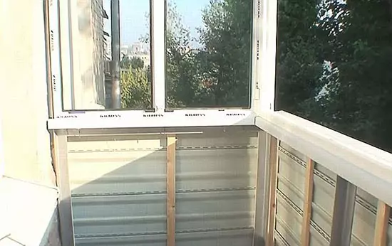 Khrushchev માં balconies ગ્લેઝિંગ (40 ફોટા): છેલ્લા 5 ફ્લોર અને ફ્રેન્ચ, ગરમ અને ઠંડા વિકલ્પો પર છત સાથે, દૂર અને પેનોરેમિક સાથે ગ્લેઝિંગ ના પ્રકાર. કેવી રીતે ગટર? 10029_25