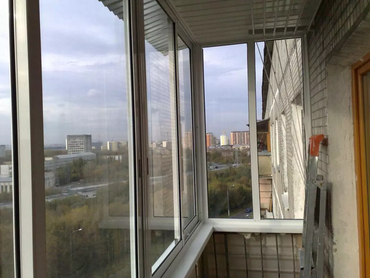 Glazing of Balkoni di Khrushchev (40 gambar): Jenis-jenis kaca dengan penyingkiran dan panorama, dengan bumbung pada 5 tingkat terakhir dan pilihan Perancis, hangat dan sejuk. Bagaimana untuk glater? 10029_27