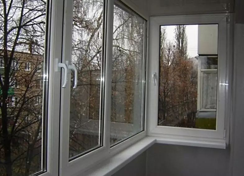 Glazing of Balkoni di Khrushchev (40 gambar): Jenis-jenis kaca dengan penyingkiran dan panorama, dengan bumbung pada 5 tingkat terakhir dan pilihan Perancis, hangat dan sejuk. Bagaimana untuk glater? 10029_31