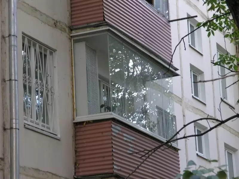 تزجيج من الشرفات في خروتشوف (40 صور): أنواع الزجاج مع إزالة وبانورامية، مع سقف على 5 الطابق الأخير والفرنسية، دافئة وخيارات الباردة. كيفية glater؟ 10029_34