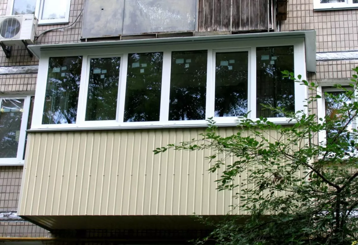 Khrushchev的阳台（40张照片）：玻璃类型的玻璃和全景，最近5楼的屋顶和法式，温暖和冷选口。怎么打磨？ 10029_39