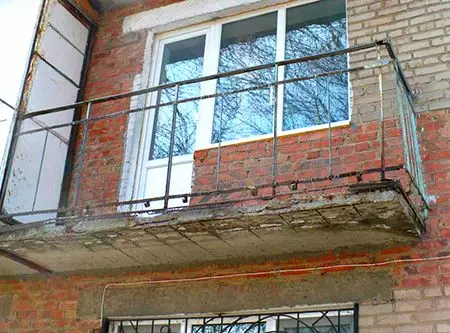 Glazing of Balkoni di Khrushchev (40 gambar): Jenis-jenis kaca dengan penyingkiran dan panorama, dengan bumbung pada 5 tingkat terakhir dan pilihan Perancis, hangat dan sejuk. Bagaimana untuk glater? 10029_9