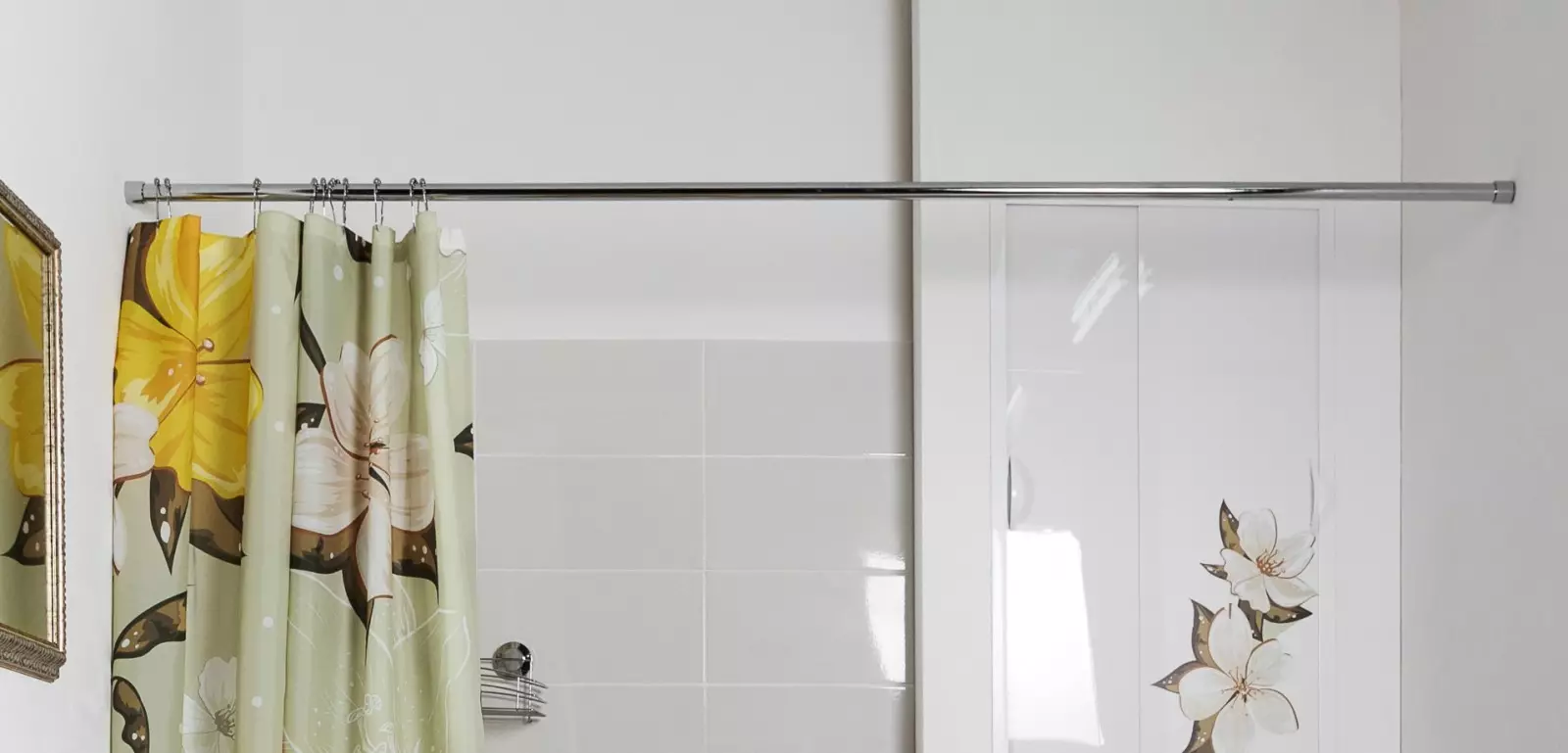 Карниз для ванної: Г-образні штанги для штори, телескопічні палиці для шторки і гнучкі власники, вибираємо кріплення для фіранки для овальної ванни 10049_12