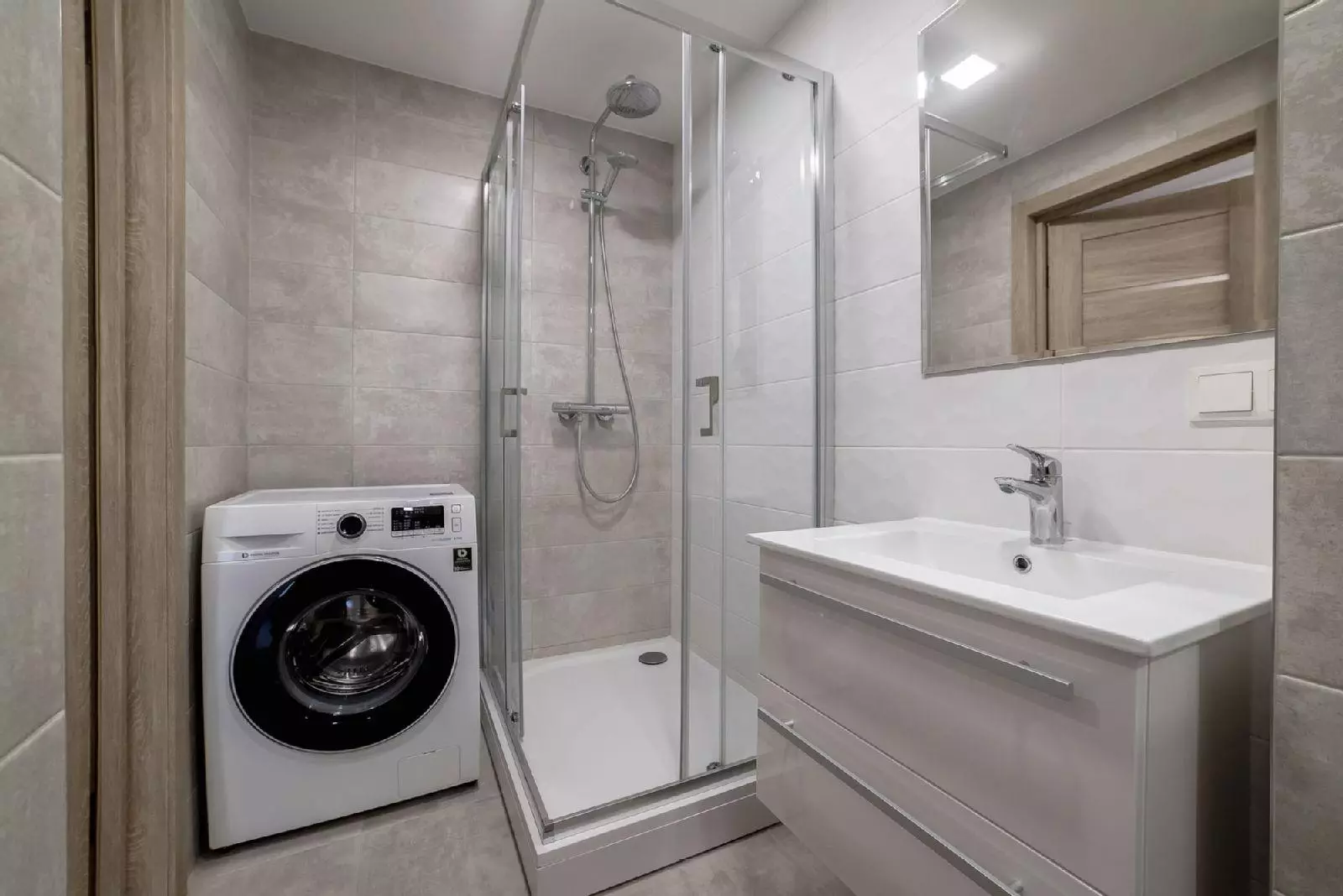 Ukuran kamar mandi: standar, ukuran minimum sareng eksistensi optimal pikeun bumi pribadi sareng apartemen pribadi 10053_23
