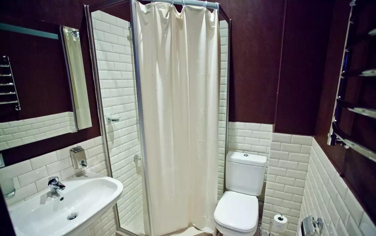 Ukuran kamar mandi: standar, ukuran minimum sareng eksistensi optimal pikeun bumi pribadi sareng apartemen pribadi 10053_24