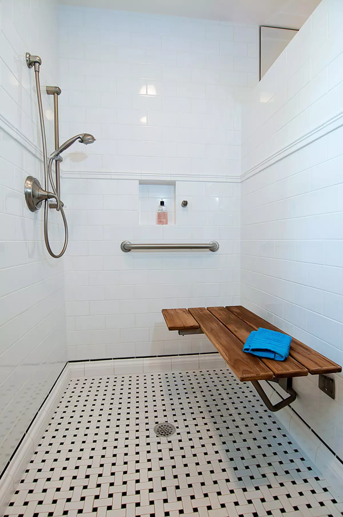 Tiges d'âme de la salle de bain: variétés de détenteurs de mur de douche pour l'arrosage, aperçu des marques d'Elghansa, Grohe et autres 10055_27
