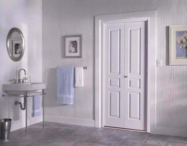 الأبواب البلاستيكية في الحمام: إيجابيات وسلبيات أبواب PVC إلى الحمام، واختيار الأبواب البلاستيكية 10056_5