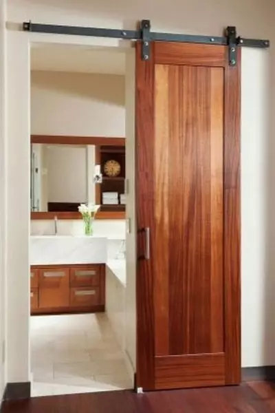 Розсувні двері у ванну кімнату (42 фото): види дверей-купе, поради щодо вибору міжкімнатних дверей в санвузол 10059_12