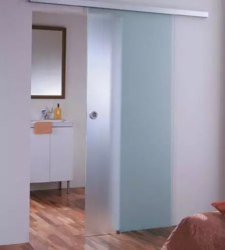 Розсувні двері у ванну кімнату (42 фото): види дверей-купе, поради щодо вибору міжкімнатних дверей в санвузол 10059_20