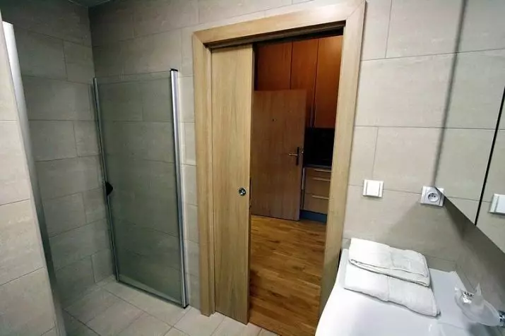 Розсувні двері у ванну кімнату (42 фото): види дверей-купе, поради щодо вибору міжкімнатних дверей в санвузол 10059_24