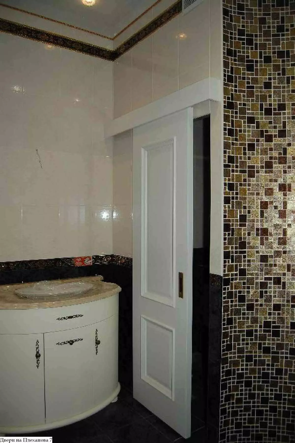 Розсувні двері у ванну кімнату (42 фото): види дверей-купе, поради щодо вибору міжкімнатних дверей в санвузол 10059_29