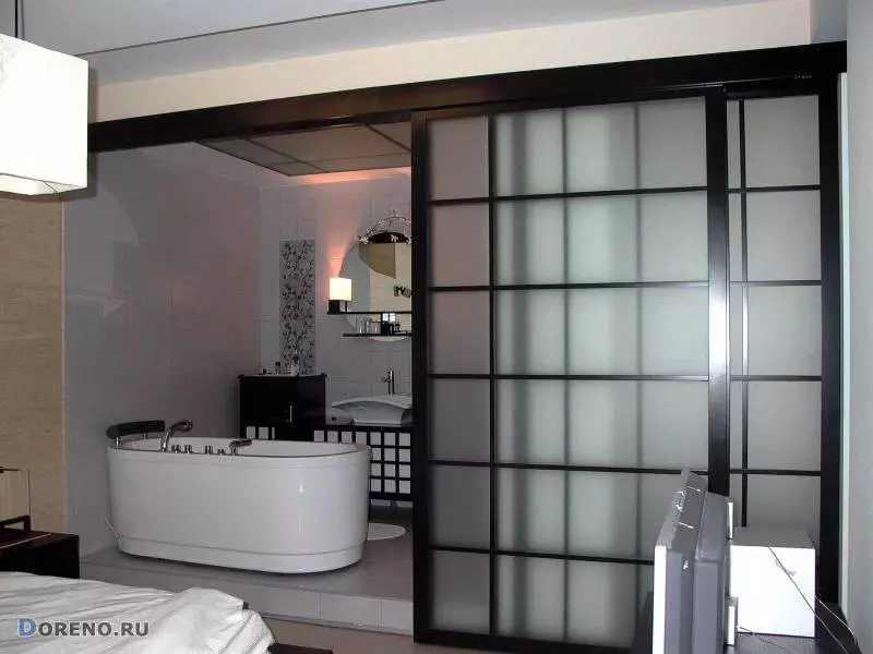 Розсувні двері у ванну кімнату (42 фото): види дверей-купе, поради щодо вибору міжкімнатних дверей в санвузол 10059_33