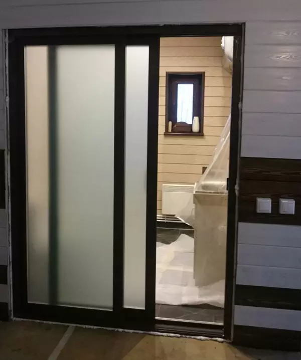 Лизгачки врати во бањата (42 фотографии): Врати и купе, совети за избор на врати во изола во бањата 10059_36