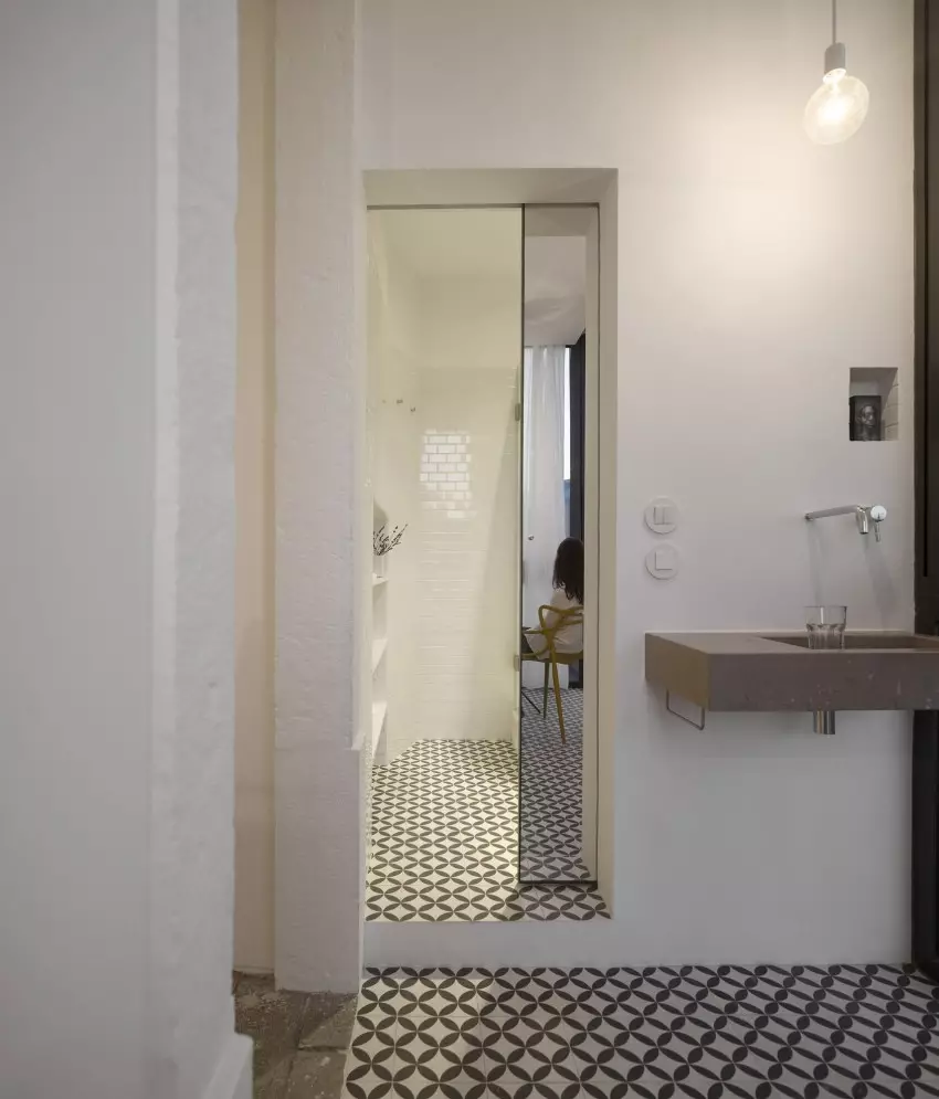 Porte scorrevoli in bagno (42 foto): porte e coupé, consigli per la scelta delle porte intercordano in bagno 10059_4