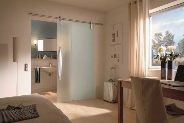 Розсувні двері у ванну кімнату (42 фото): види дверей-купе, поради щодо вибору міжкімнатних дверей в санвузол 10059_8