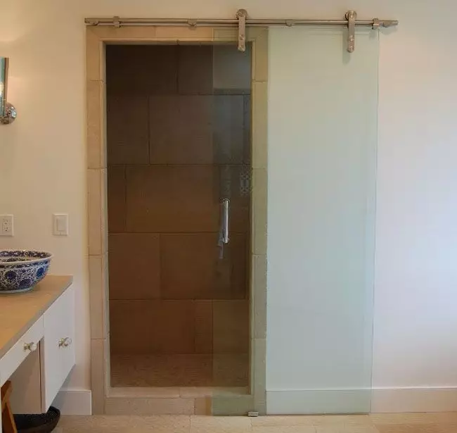 Розсувні двері у ванну кімнату (42 фото): види дверей-купе, поради щодо вибору міжкімнатних дверей в санвузол 10059_9