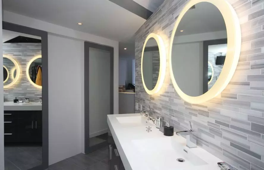 Espejo con iluminado en el baño (100 fotos): espejos con cinta LED 60, 90, 110 y 120 cm, la elección de los espejos cosméticos grandes y caros 10061_10