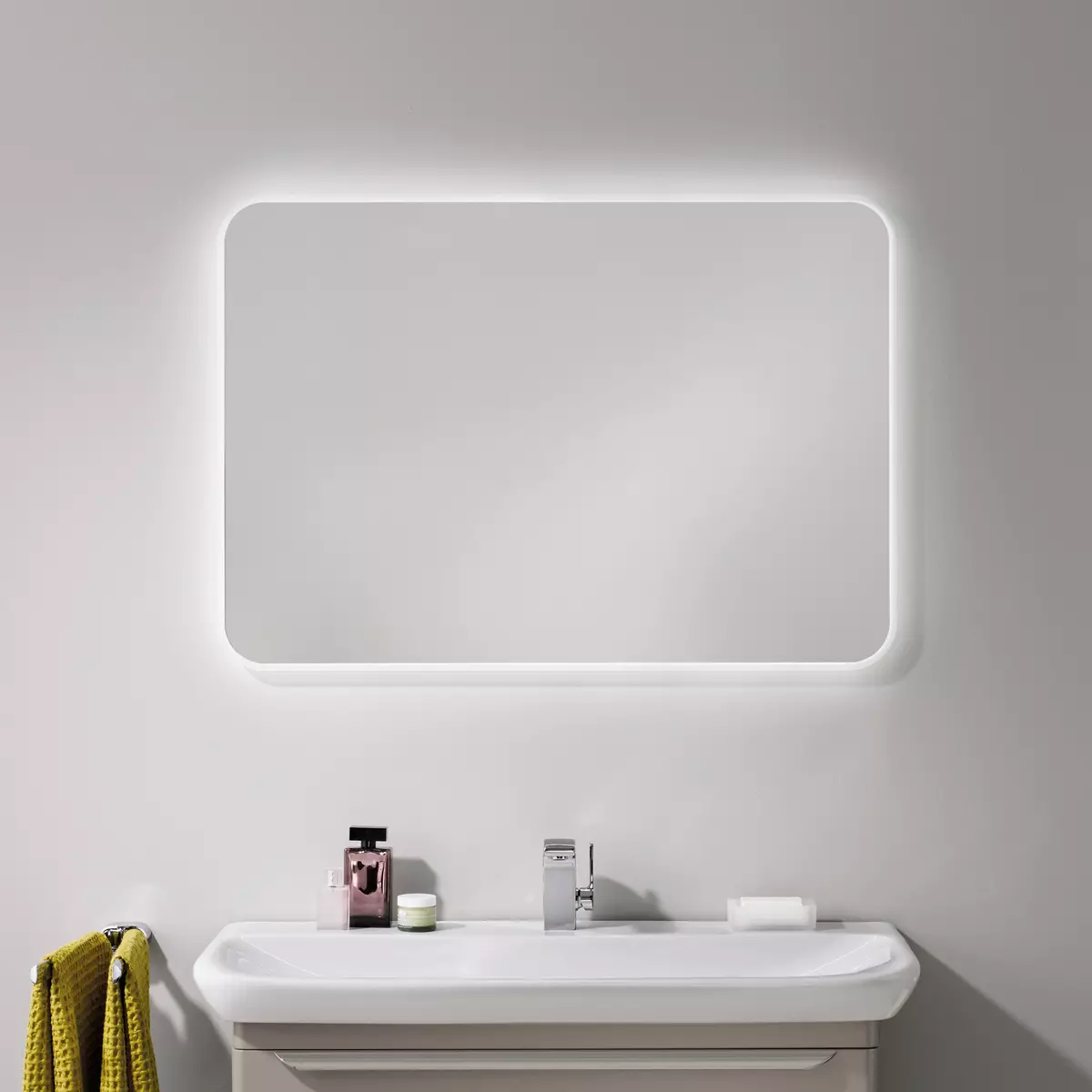 Espejo con iluminado en el baño (100 fotos): espejos con cinta LED 60, 90, 110 y 120 cm, la elección de los espejos cosméticos grandes y caros 10061_17