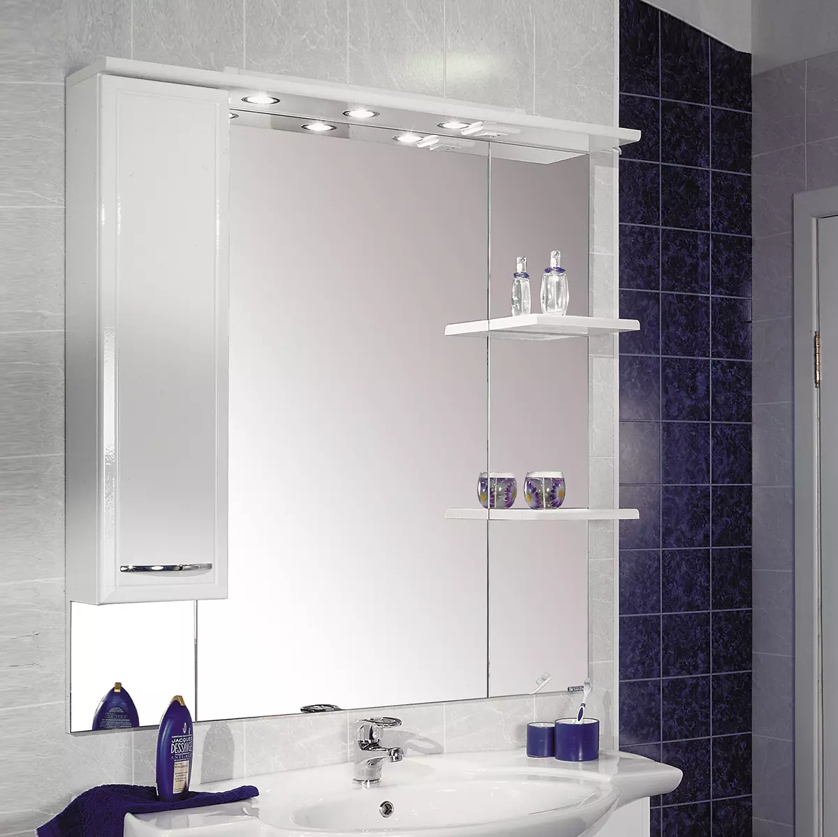 Espejo con iluminado en el baño (100 fotos): espejos con cinta LED 60, 90, 110 y 120 cm, la elección de los espejos cosméticos grandes y caros 10061_22