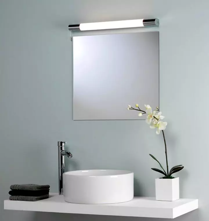 Espejo con iluminado en el baño (100 fotos): espejos con cinta LED 60, 90, 110 y 120 cm, la elección de los espejos cosméticos grandes y caros 10061_27