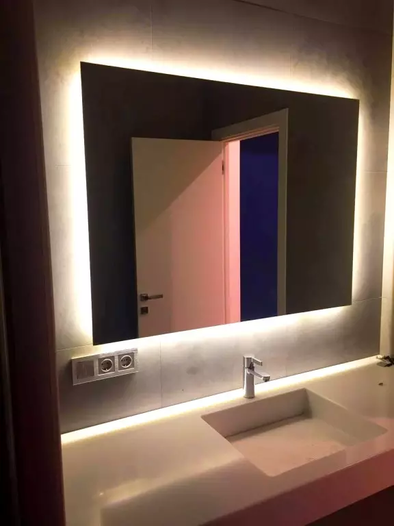 Espejo con iluminado en el baño (100 fotos): espejos con cinta LED 60, 90, 110 y 120 cm, la elección de los espejos cosméticos grandes y caros 10061_34