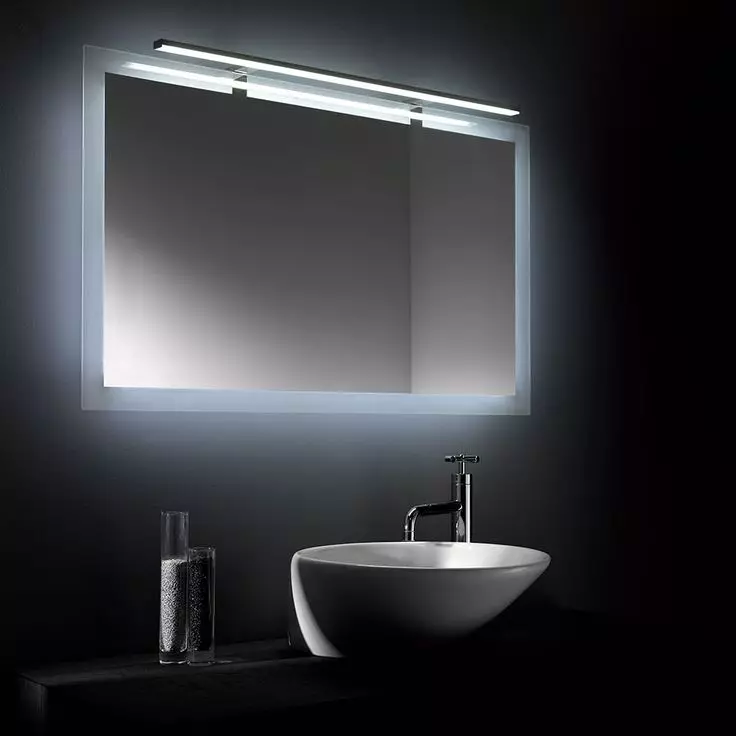 Espejo con iluminado en el baño (100 fotos): espejos con cinta LED 60, 90, 110 y 120 cm, la elección de los espejos cosméticos grandes y caros 10061_38