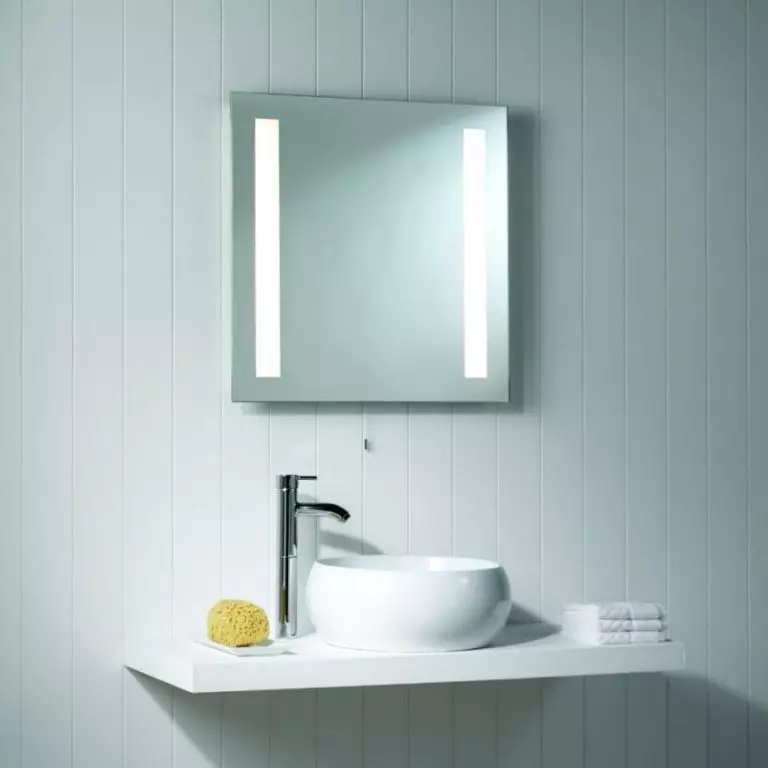 Espejo con iluminado en el baño (100 fotos): espejos con cinta LED 60, 90, 110 y 120 cm, la elección de los espejos cosméticos grandes y caros 10061_57