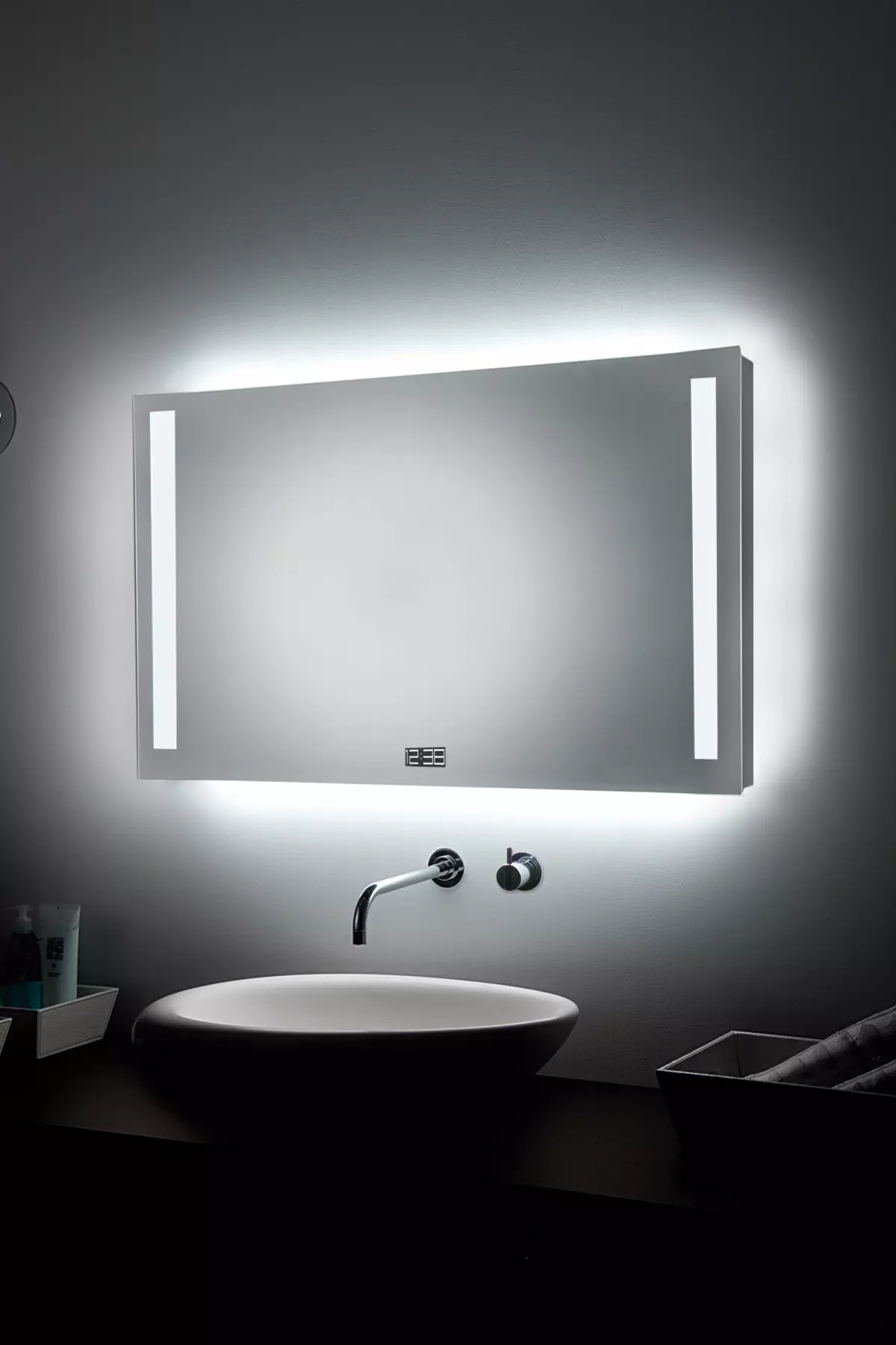 Espejo con iluminado en el baño (100 fotos): espejos con cinta LED 60, 90, 110 y 120 cm, la elección de los espejos cosméticos grandes y caros 10061_75