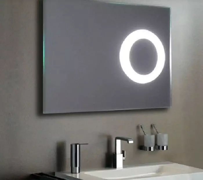 Espejo con iluminado en el baño (100 fotos): espejos con cinta LED 60, 90, 110 y 120 cm, la elección de los espejos cosméticos grandes y caros 10061_82