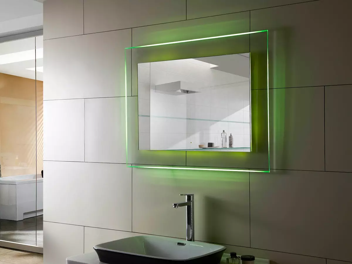Espejo con iluminado en el baño (100 fotos): espejos con cinta LED 60, 90, 110 y 120 cm, la elección de los espejos cosméticos grandes y caros 10061_98