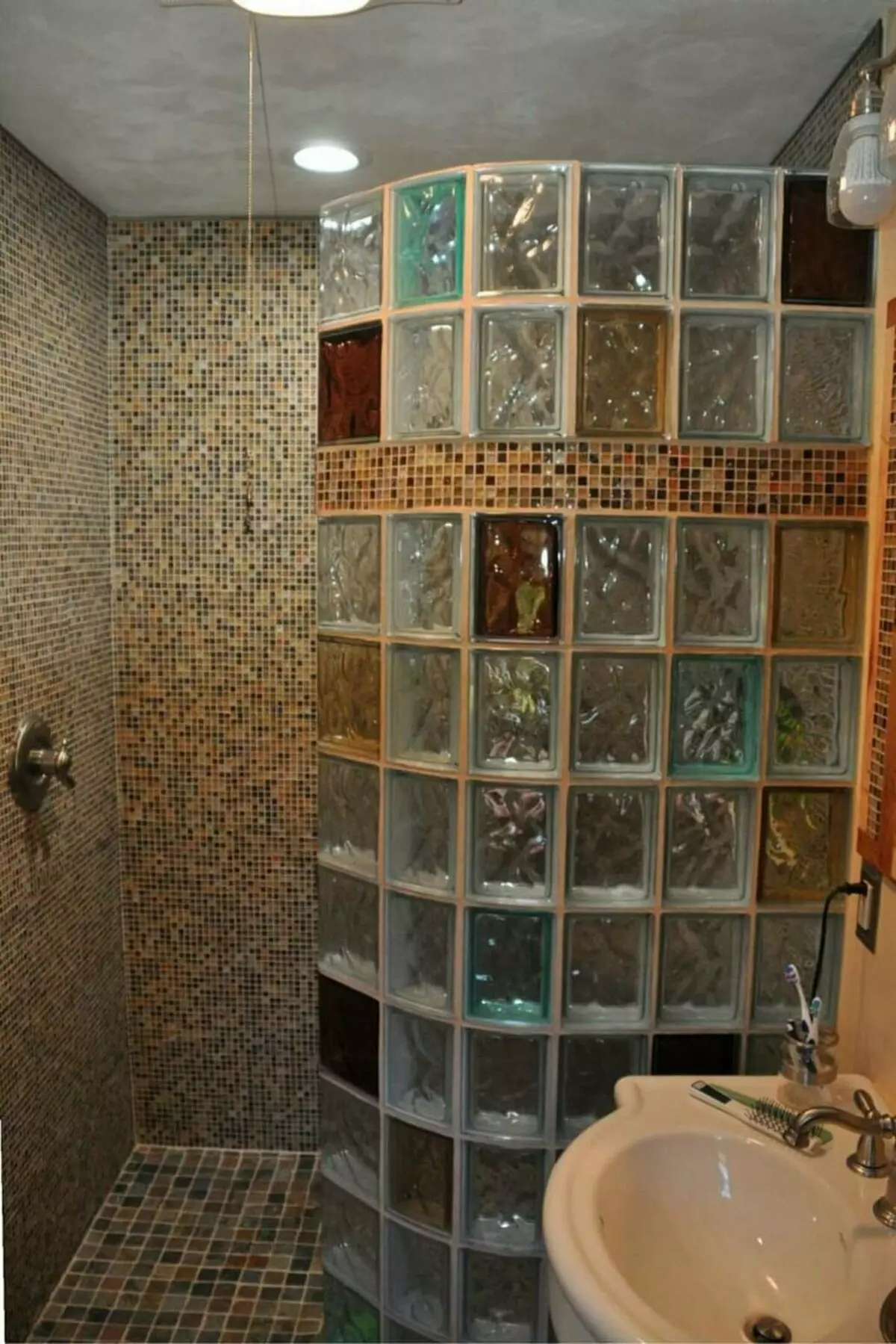 Kylpyamme 5 neliömetriä. m WC: n kanssa (62 valokuvaa): Yhdistetyn kylpyhuoneen suunnittelu pesukoneella ja ilman, sisustusvaihtoehtoja 10064_55