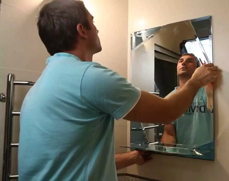 Как повесить шкаф в ванной. Зеркало в ванную наклеено на стену. Крепёж для зеркала в ванной на стену. Крепление зеркала на веревку. Повесить зеркало на стену своими руками.