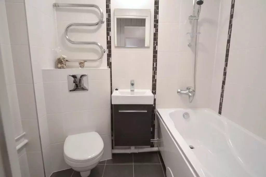 עיצוב אמבטיה בשילוב עם שירותים מרובע 3. M (76 תמונות): עיצוב פנים חדר אמבטיה עם מכונת כביסה, הנחת חדר קטן 10068_13