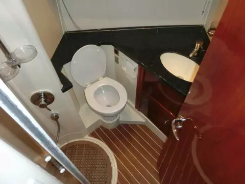 Badkamerontwerp gecombineerd met 3e vierkant toilet. M (76 foto's): Binnenkant van de interieur met een wasmachine, een kleine kamer leggen 10068_24