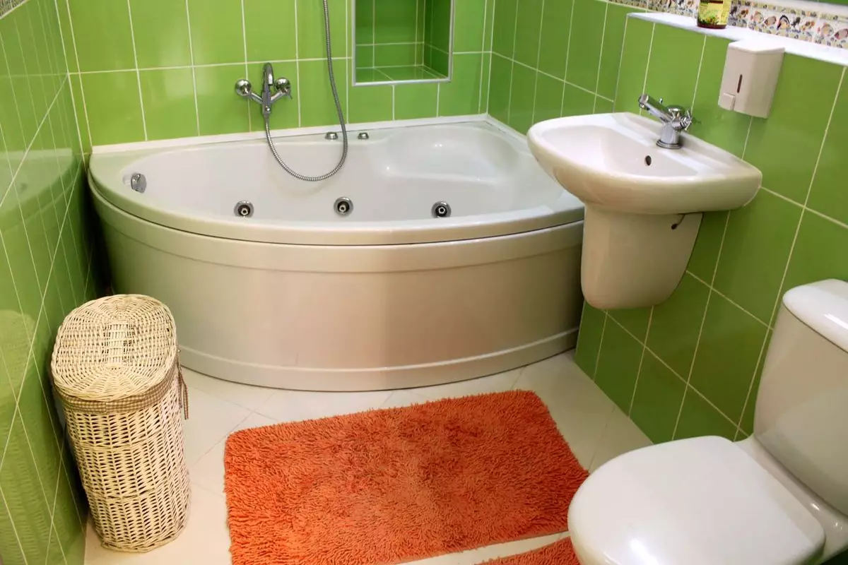 Desain kamar mandi dikombinasikan dengan toilet persegi ke-3. M (76 foto): Kamar mandi desain interior dengan mesin cuci, meletakkan ruangan kecil 10068_34