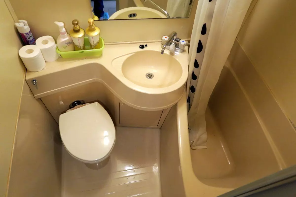 Desain kamar mandi dikombinasikan dengan toilet persegi ke-3. M (76 foto): Kamar mandi desain interior dengan mesin cuci, meletakkan ruangan kecil 10068_37