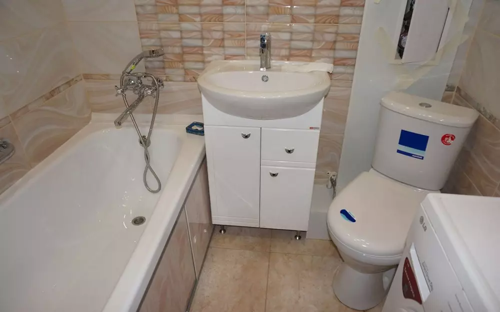 Badkamerontwerp gecombineerd met 3e vierkant toilet. M (76 foto's): Binnenkant van de interieur met een wasmachine, een kleine kamer leggen 10068_38