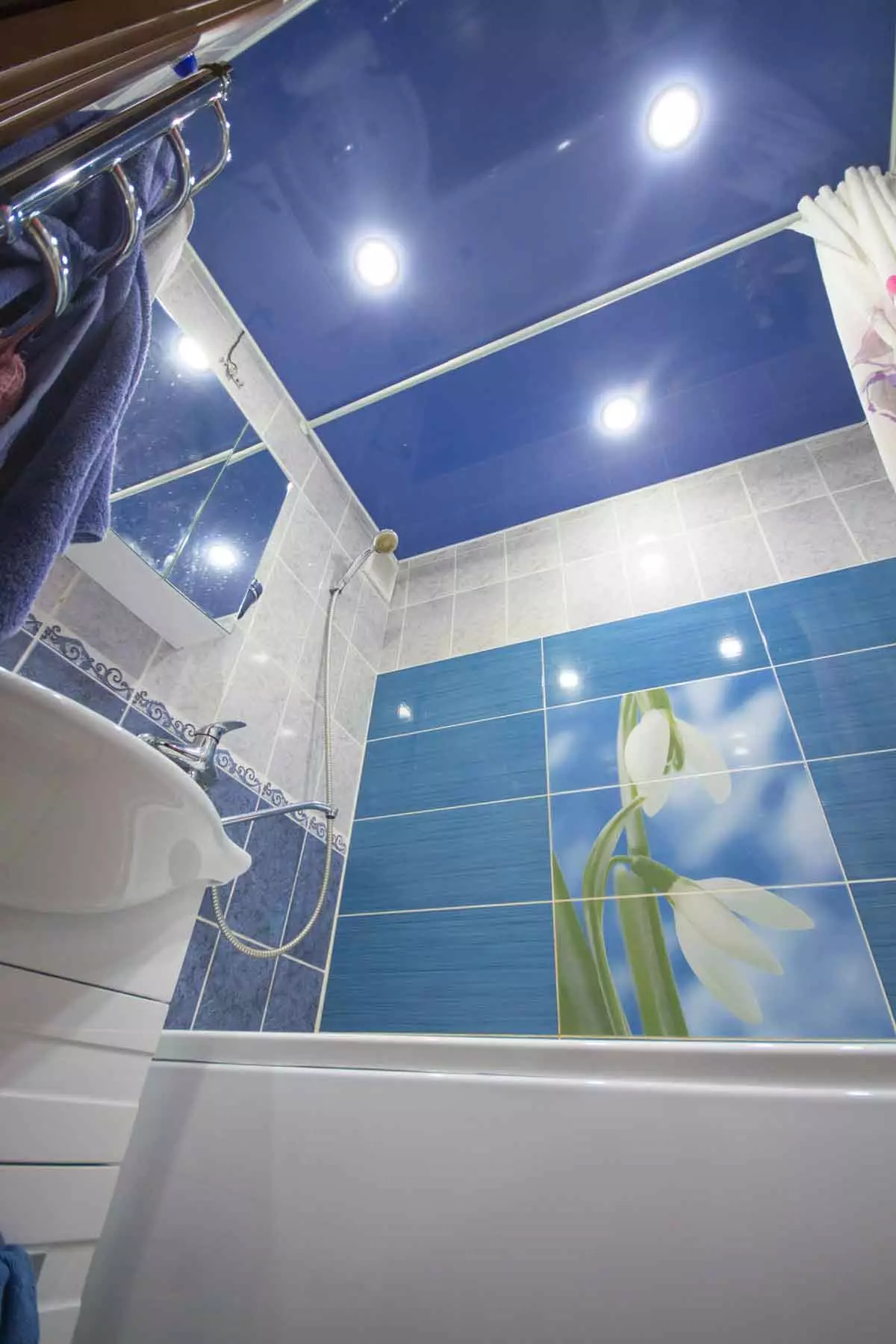עיצוב אמבטיה בשילוב עם שירותים מרובע 3. M (76 תמונות): עיצוב פנים חדר אמבטיה עם מכונת כביסה, הנחת חדר קטן 10068_44